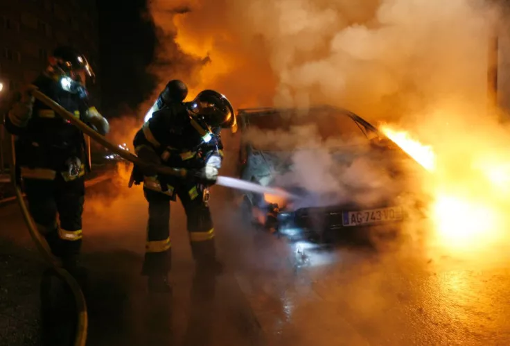 Hampir 1.000 Kendaraan Dibakar Perusuh di Prancis Saat Malam Tahun Baru Petugas pemadam kebakaran mencoba memadamkan mobil yang terbakar saat perayaan Tahun Baru di distrik Neuhof, S