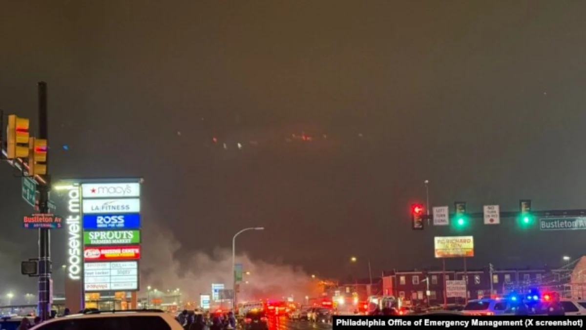 Menghilang dari Radar Jatuh di Area Padat Penduduk, Ini Kata Presiden Trump Kepulan asap dan sejumlah petugas tanggap darurat tampak di sebuah jalan setelah sebuah pesawat kecil jatuh di