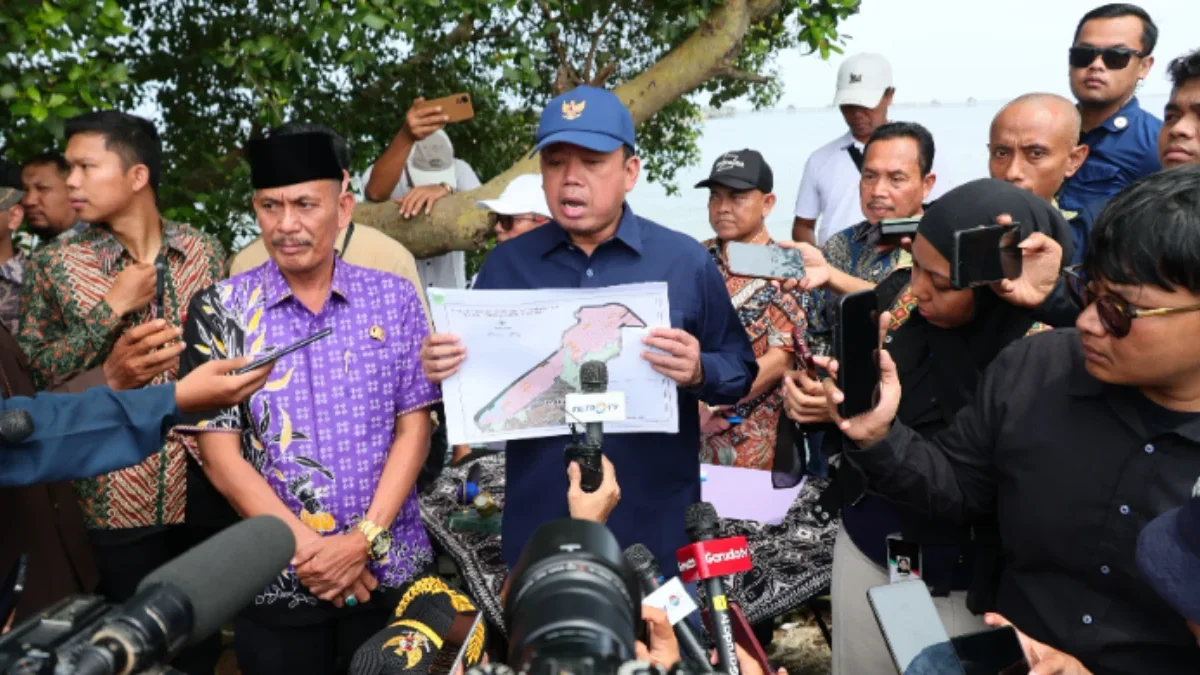 Kepala Desa (Kades) Kohod, Arsin Bin Asip (Kiri) dan Menteri Agraria dan Tata Ruang/Kepala Badan Pertanahan Na