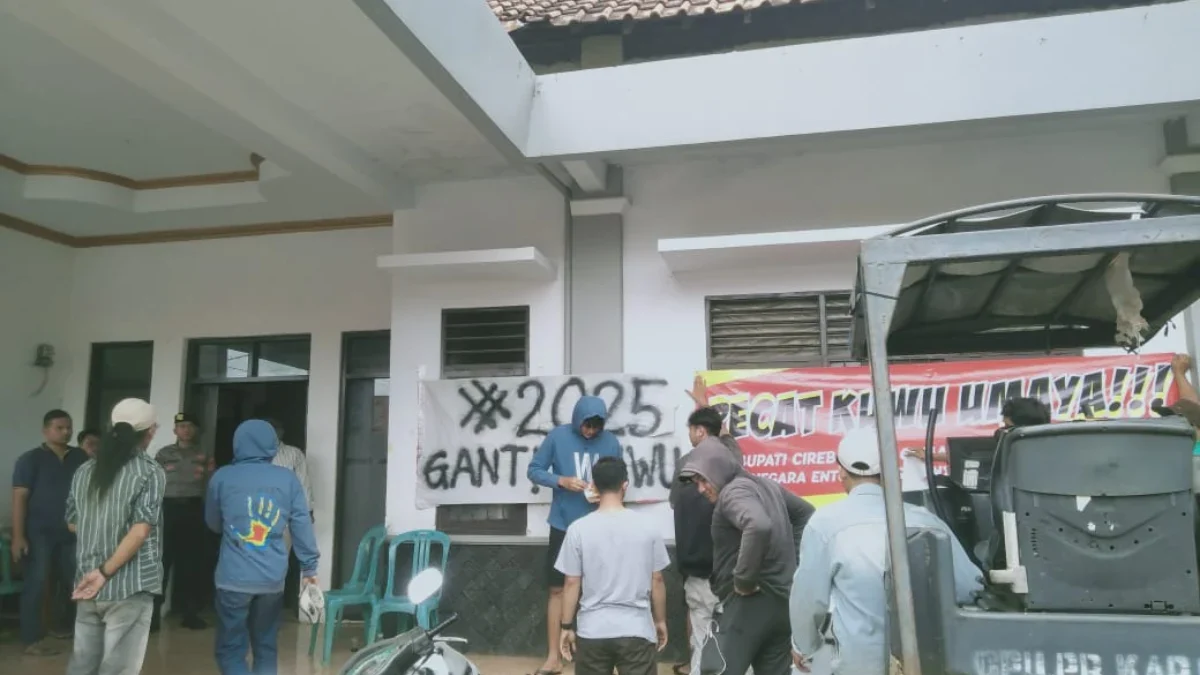 Aksi unjuk rasa menuntut Kuwu Wanasaba Kidul, Umaya., mundur dari jabatannya