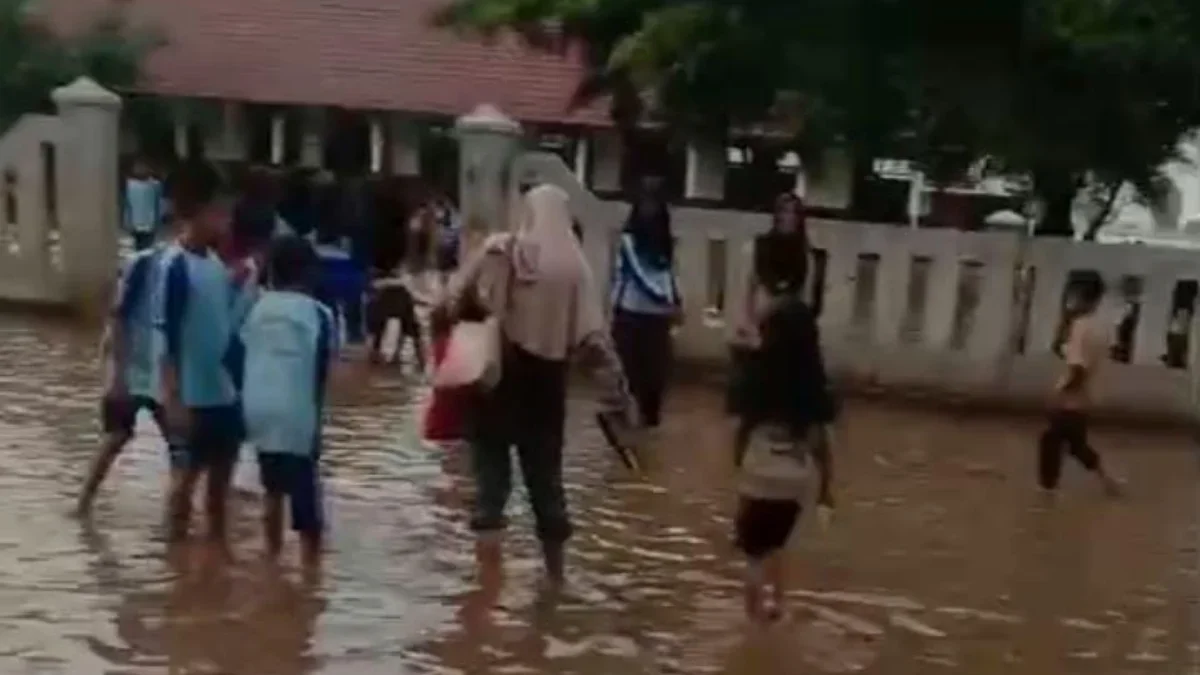 Hujan deras yang mengguyur Kabupaten Karawang, Jawa Barat, mengakibatkan puluhan sekolah terendam banjir (Foto