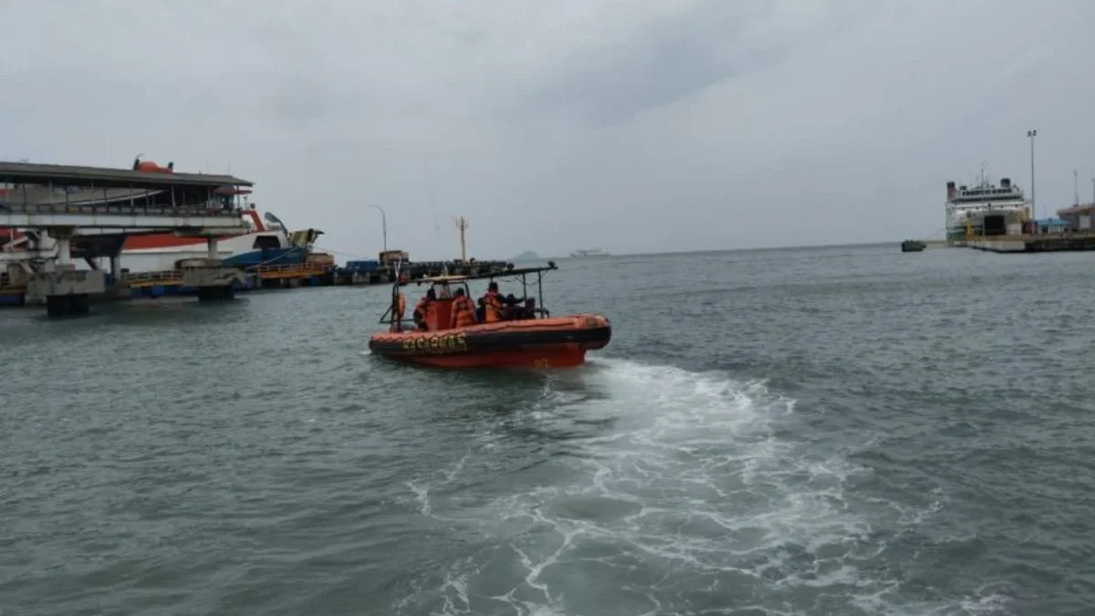 Tim SAR saat lakukan proses pencarian ABK hilang di Perairan Selat Sunda, Minggu (2/2/2025).