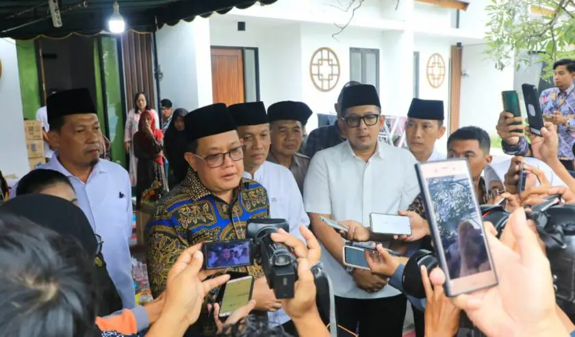 Adhy Karyono Pj Gubernur Jatim saat takziah ke salah satu rumah korban siswa SMPN 7 Mojokerto yang terseret om