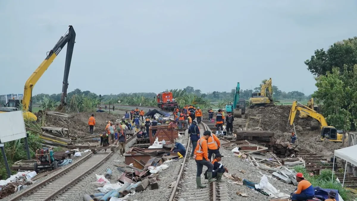 KAI Terapkan Pola Memutar Perjalanan 30 Kereta Api Rute Semarang-Surabaya hingga 5 Februari Proses perbaikan rel di jalur rel di perlintasan KA antara Stasiun Gubug dan Stasiun Karangjati, di Kabupaten