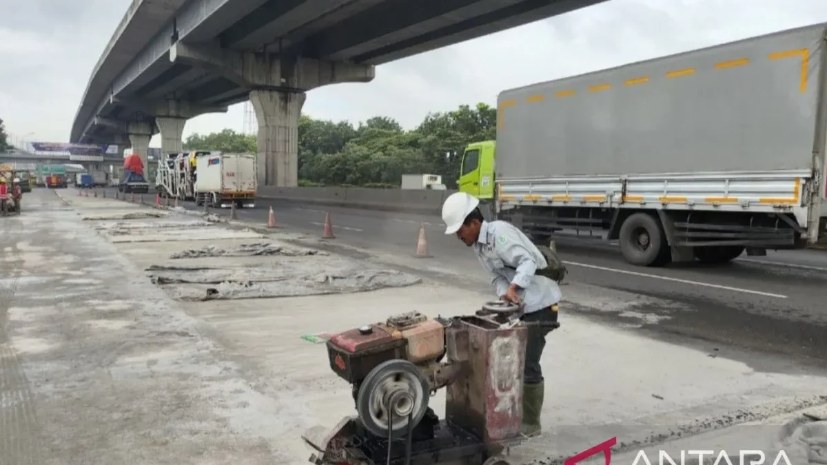 Pekerjaan rekonstruksi jalan di ruas Tol Jakarta-Cikampek oleh pekerja PT Jasamarga Transjawa Tol. ANTARA/Prad