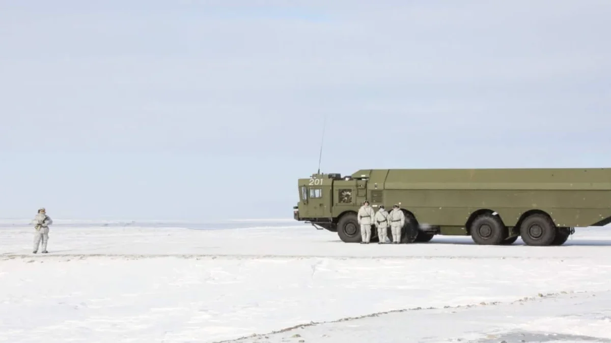 Militer Rusia di pangkalan Arktik Severny Klever (Northern Clover). Moskow menyesuaikan postur militernya di A