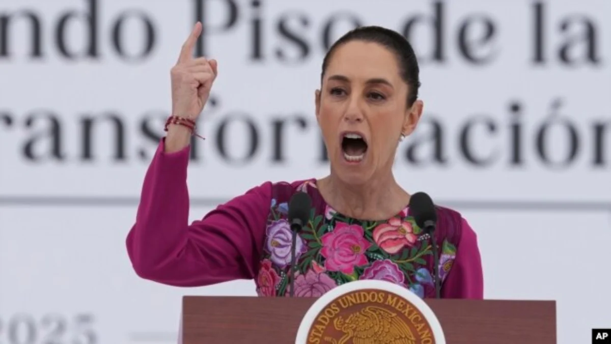 Presiden Meksiko Claudia Sheinbaum menyampaikan laporan 100 hari pertama jabatannya di Mexico City, Minggu (12