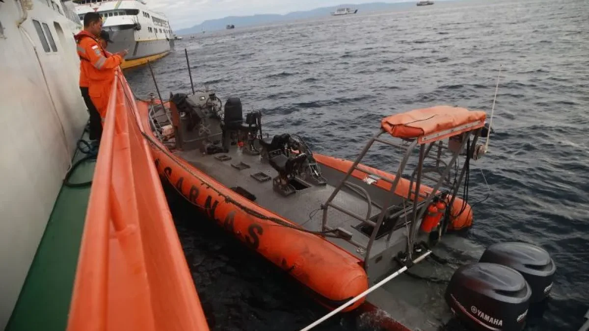 Speedboat RIB 04 Milik Basarnas Ternate Meledak, 3 Tewas 1 Wartawan Hilang Speedboat RIB 04 milik Basarnas Ternate membawa 11 orang tim SAR gabungan meledak saat berlayar menuju operasi