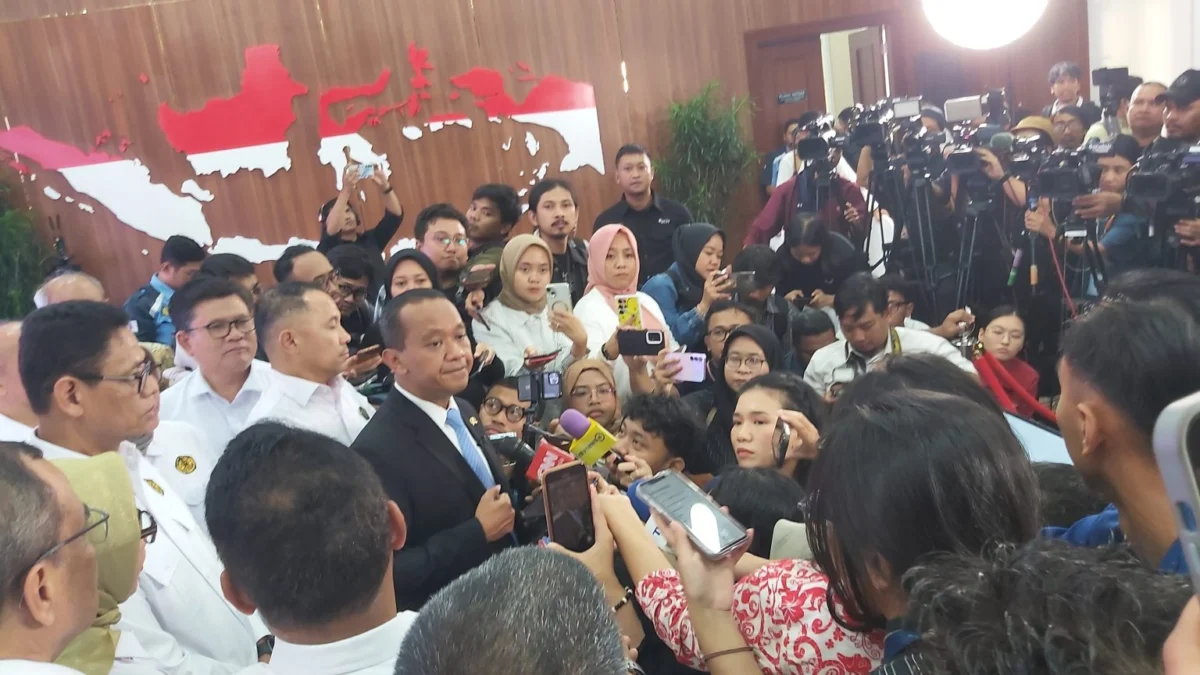 Menteri ESDM: Masyarakat Perlu Bawa KTP Bila Ingin Beli LPG 3Kg di Pengecer Menteri Energi dan Sumber Daya Mineral (ESDM) Bahlil Lahadalia