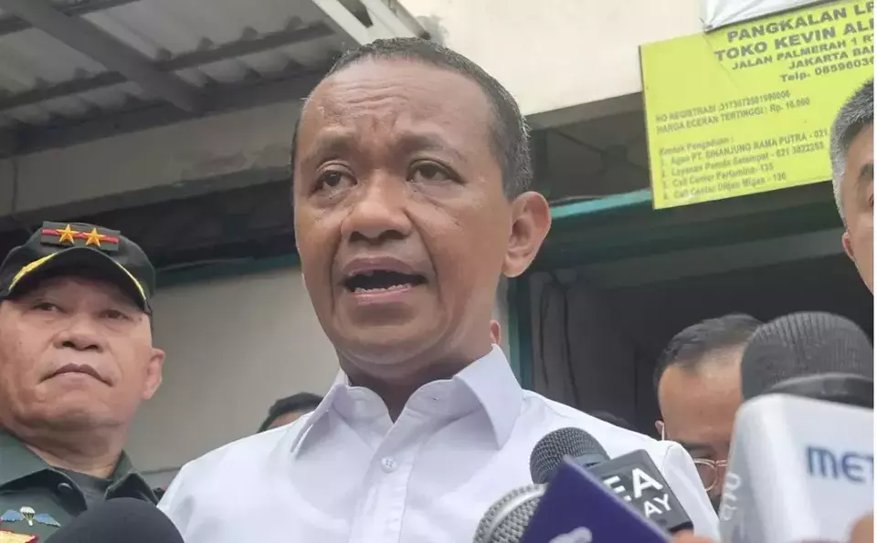 Menteri ESDM Pertimbangkan Rukun Warga Jadi Sub Pangkalan Elpiji 3Kg Menteri Energi dan Sumber Daya Mineral (ESDM) Bahlil Lahadalia memberi keterangan setelah menyidak salah satu
