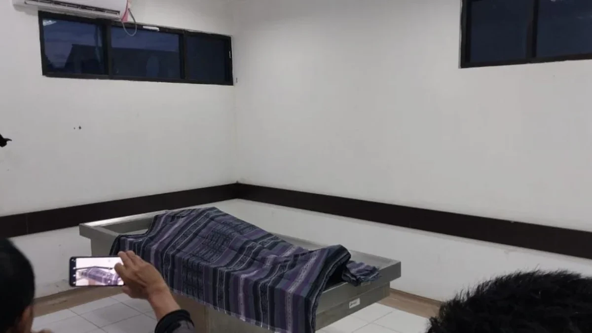 BNNP Sulawesi Selatan Beberkan Awal Mula Oknum Polisi di Sinjai Ini Bunuh Diri Seorang anggota Polres Sinjai, Sulawesi Selatan bernama Ipda Arham meninggal dunia di RSUD Sulthan Dg Radja Bu