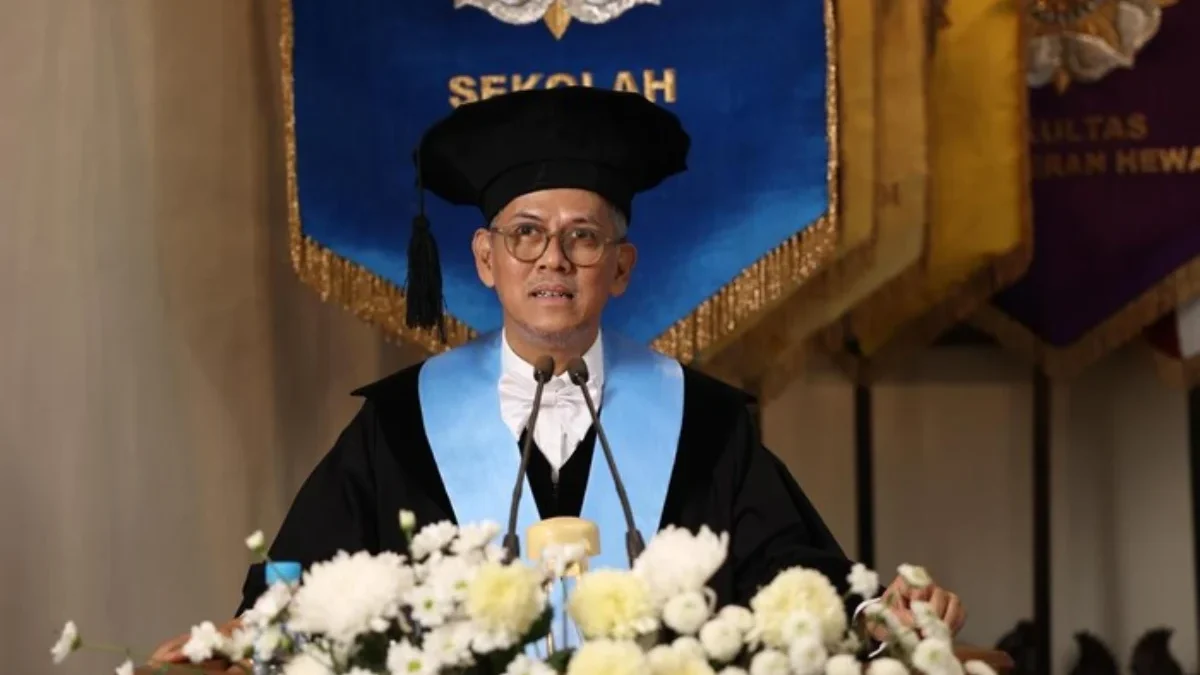 Wakil Menteri Keuangan Anggito Abimanyu Dikukuhkan Jadi Guru Besar UGM, Ada Anies dan Ganjar Wakil Menteri Keuangan Prof. Dr. Anggito Abimanyu, M.Sc. saat menyampaikan pidato pengukuhan sebagai Guru Besa