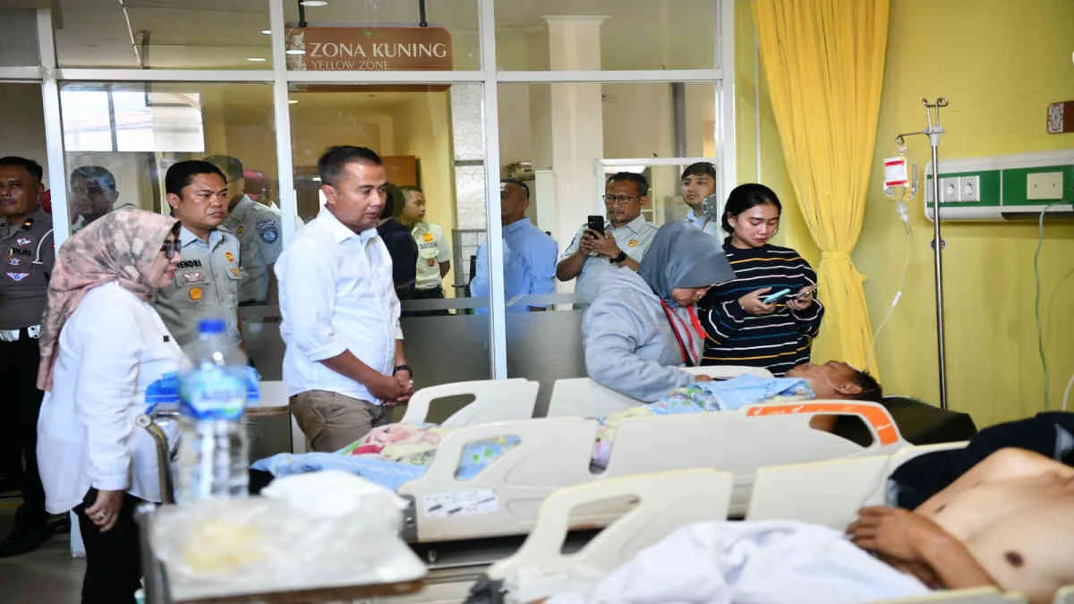 Pj Gubernur Jabar Bey Machmudin meninjau korban kecelakan Gerbang Tol Ciawi 2 di RSUD Ciawi, Kabupaten Bogor,