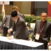 KPU Provinsi Sumatera Utara Resmi Tetapkan Bobby Nasution-Surya Gubernur dan Wakil Gubernur Terpilih 2025-2030 Ketua KPU Sumut Agus Arifin saat menandatangani berita acara penetapan pasangan calon terpilih Bobby-Surya seb