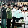 Presiden Prabowo Subianto berdiri di samping Rais Aam PBNU Miftachul Akhyar di perayaan puncak hari lahir (har