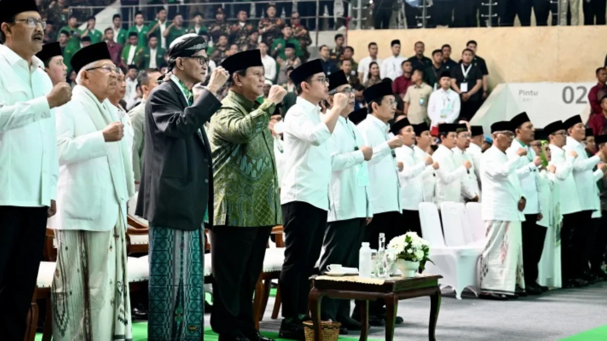 Terungkap Alasan Prabowo Dekat dengan Ulama: Seorang Prajurit Berangkat Tugas Hadapi Bahaya Presiden Prabowo Subianto berdiri di samping Rais Aam PBNU Miftachul Akhyar di perayaan puncak hari lahir (har