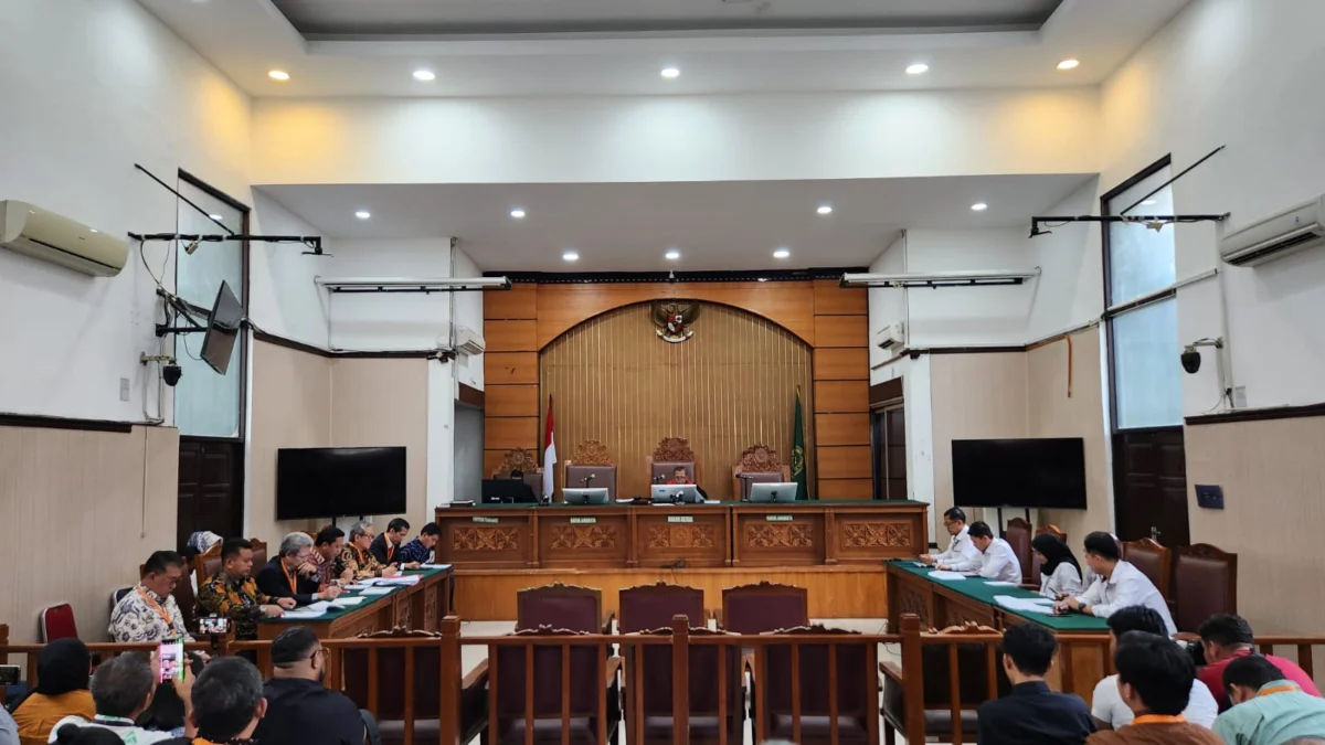 Hakim tunggal Djuyamto memimpin sidang perdana praperadilan Sekjen PDI Perjuangan Hasto Kristiyanto di PN Jaka