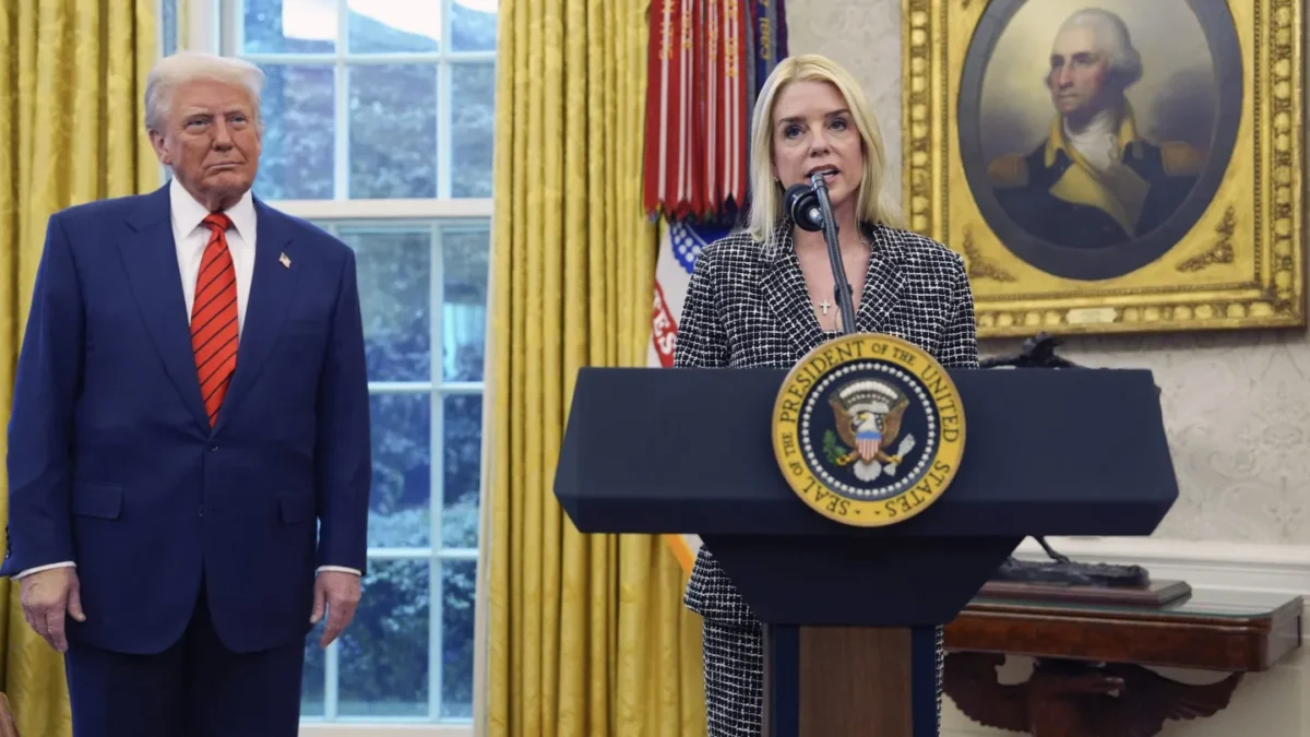 Jaksa Agung Pam Bondi berbicara setelah dilantik oleh Hakim Agung Clarence Thomas, di Ruang Oval Gedung Putih,