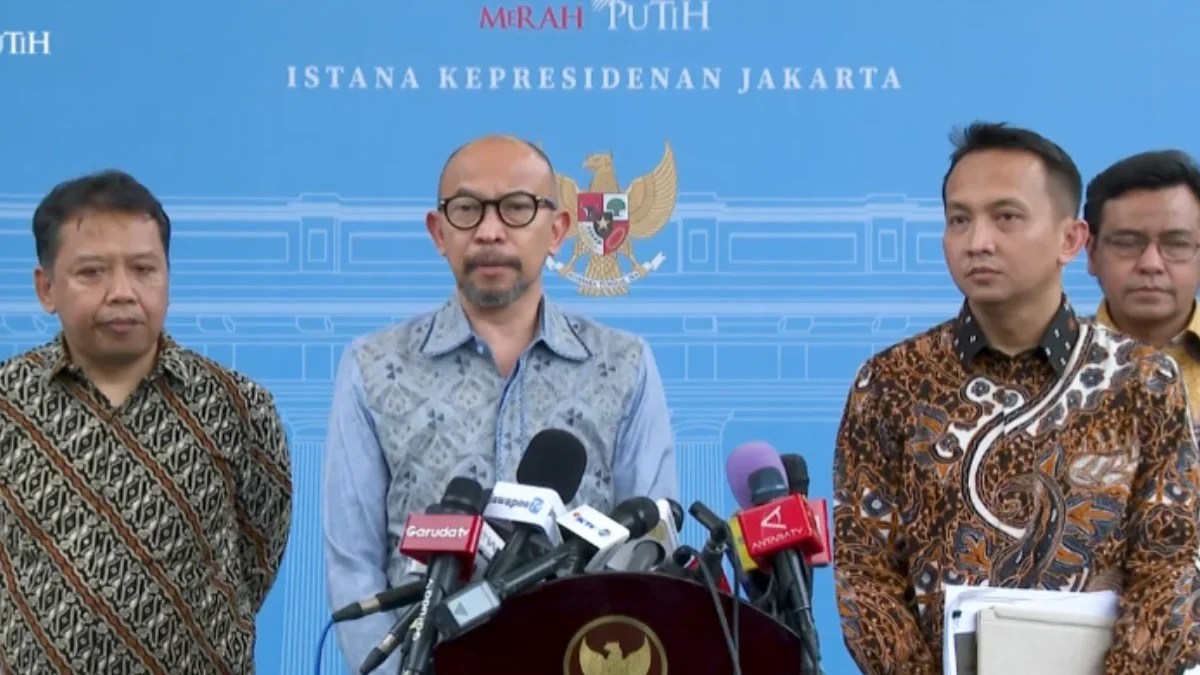 Anggota Dewan Ekonomi Nasional (DEN) Chatib Basri dalam konferensi pers di Istana Kepresidenan Jakarta, Kamis