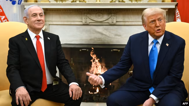 Presiden AS Donald Trump (kanan) menerima Perdana Menteri Israel Benjamin Netanyahu di Ruang Oval Gedung Putih