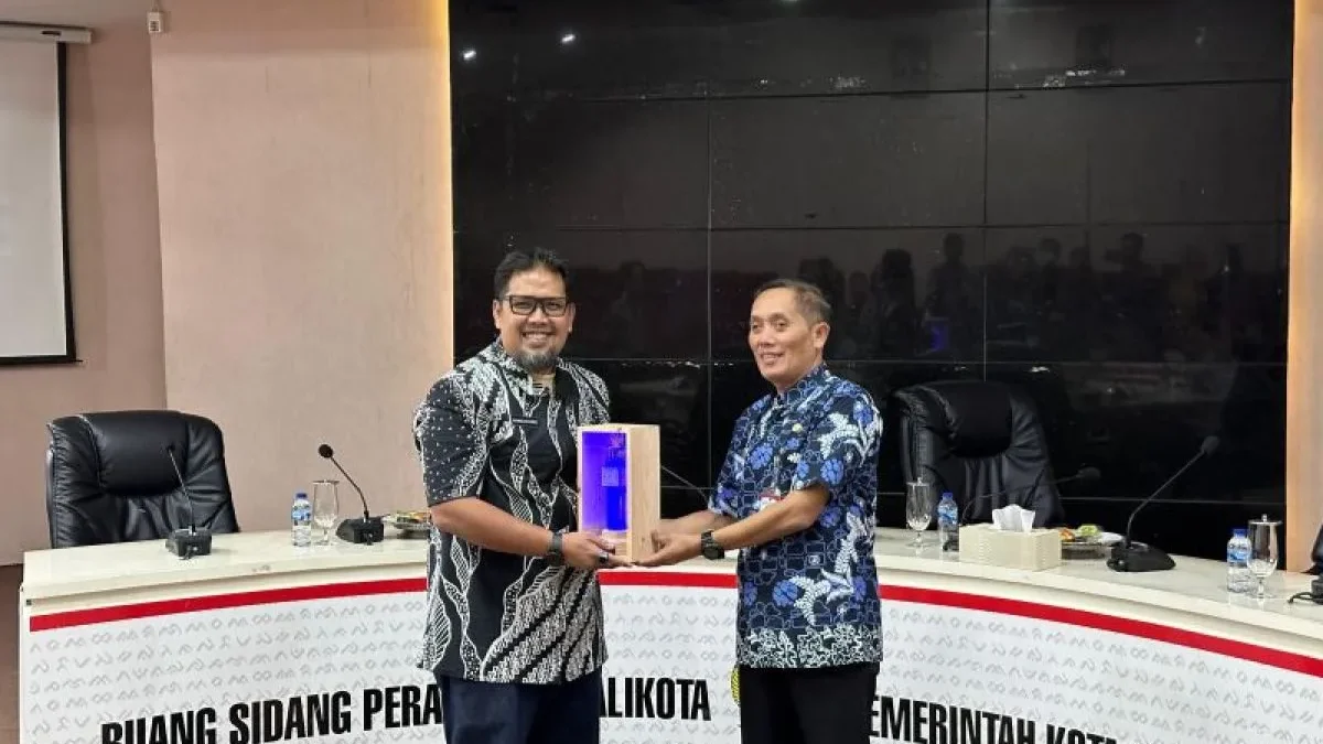 Pihak Pemkot Salatiga saat menyerahkan cindera mata kepada pihak Dinkes Makassar saat kunjungannya ke Makassar