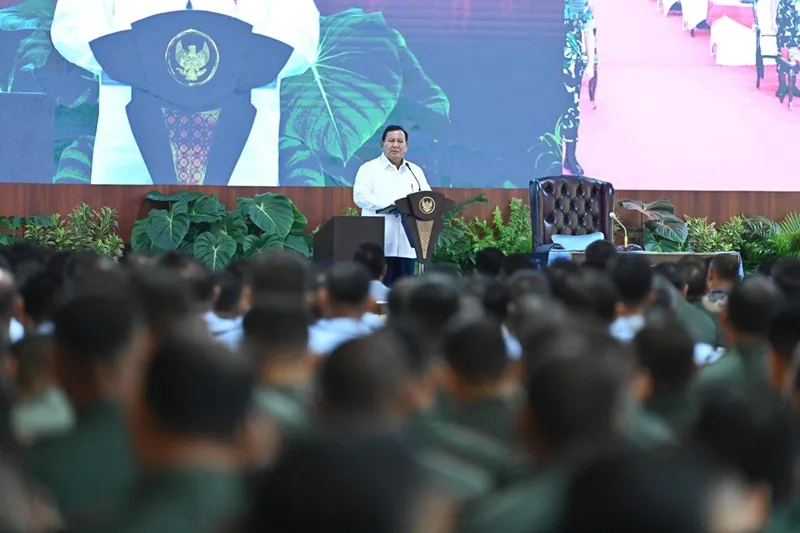 Pengarahan Dansat TNI, Prabowo: Kita Tidak Bisa Melindungi dengan Teori, tapi dengan Kekuatan Presiden Prabowo Subianto di Depan para komandan satuan dari tiga matra TNI. [Foto : Biro Pers Sekretariat Pre