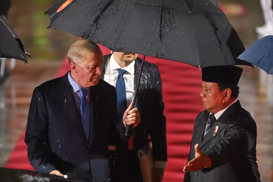 Kunjungi Prabowo, Erdogan Bilang Perkuat Hubungan dengan ASEAN, Indonesia Pegang Peranan Penting Presiden Prabowo sambut kedatangan Presiden Turki Presiden Prabowo Subianto (kanan) menyambut kedatangan Presi