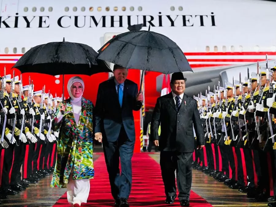 Presiden Republik Indonesia, Prabowo Subianto, menyambut kedatangan Presiden Turkiye, Recep Tayyip Erdogan bes