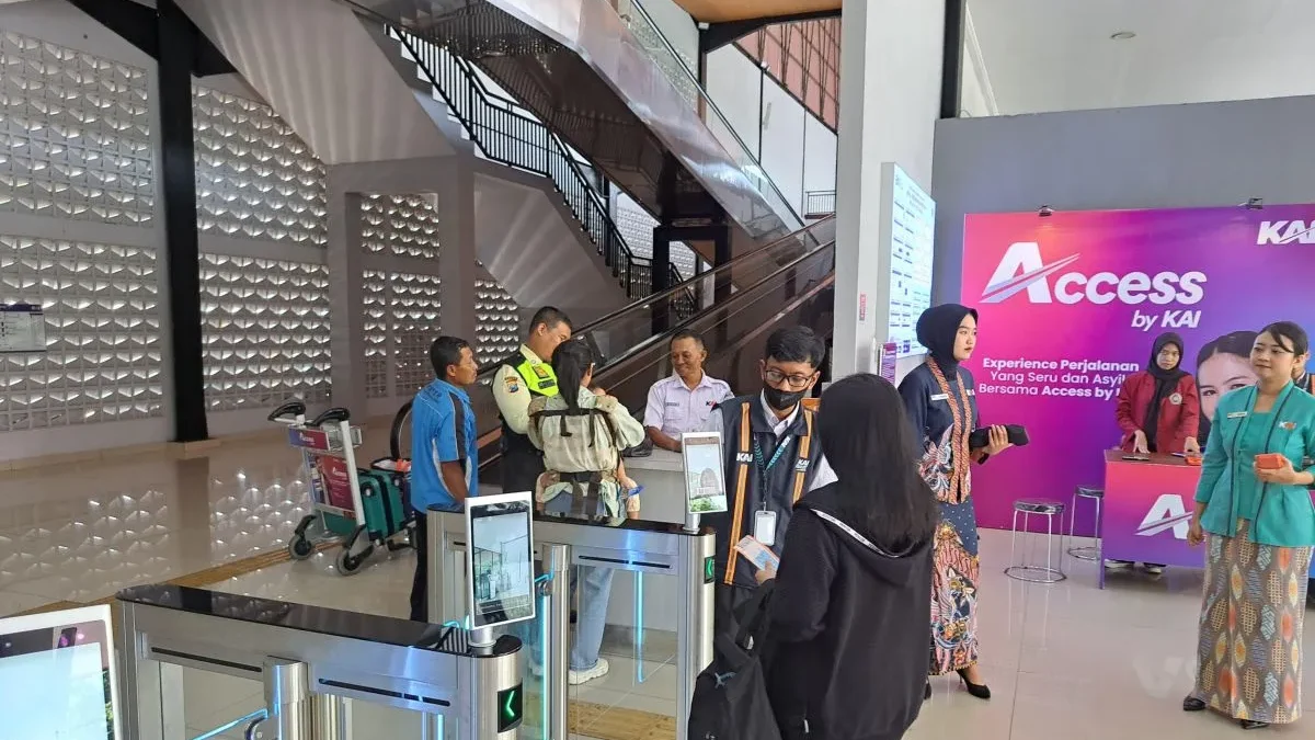 Belum Ramadan, 9.401 Tiket Mudik Kereta Api Jarak Jauh Reguler Dipesan dari Stasiun Malang Seorang calon penumpang kereta api saat akan melakukan check in sebelum memasuki lobi Stasiun Malang, di Kota