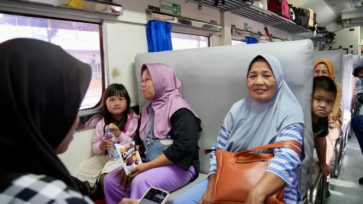 KAI Divisi Regional IV Tanjungkarang Proses Perizinan Penambahan Kereta Api Angkutan Lebaran Penumpang kereta api KAI Tanjungkarang sedang menikmati perjalanannya. ANTARA/HO-KAI Tanjungkarang.