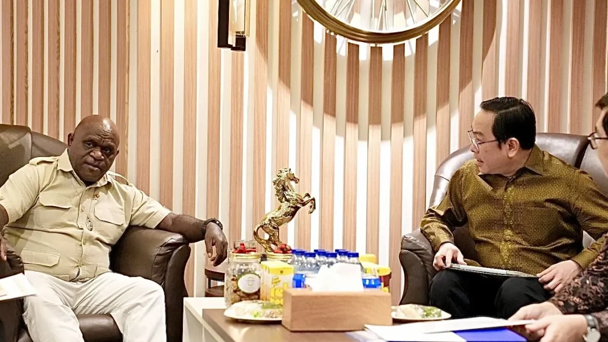 Menteri HAM Natalius Pigai (kiri) menerima audiensi Direktur Eksekutif Institut Leimena, Matius Ho (kanan) di