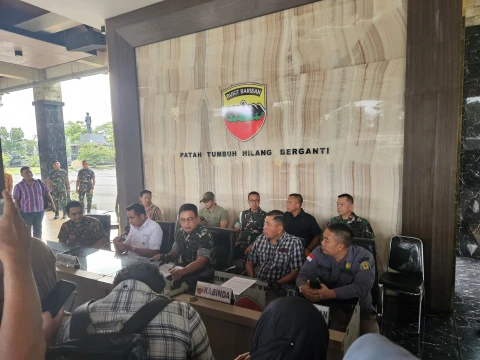 BAIS TNI Gerebek 3 Gudang Penyimpanan Oli Palsu di Sumatra Utara Tim gabungan dari Bais TNI, Kementerian Perdagangan (Kemendag), Pertamina, dan pihak terkait lainnya menggereb