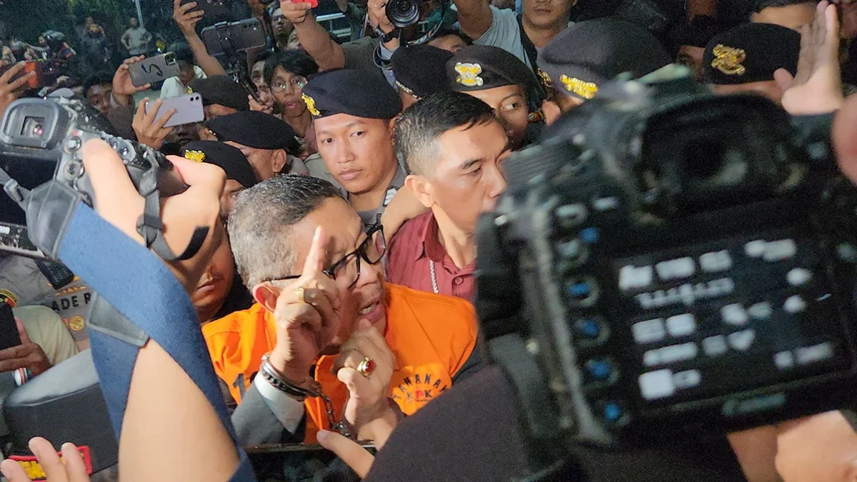 Dicecar Penyidik 8 Jam 62 Pertanyaan, Saat Digiring ke Mobil Tahanan Hasto Tegas Periksa Keluarga Pak Jokowi Sekjen PDIP Hasto Kristiyanto berjalan menuju mobil tahanan di Gedung Merah Putih KPK, Jakarta,Kamis (20/2/202