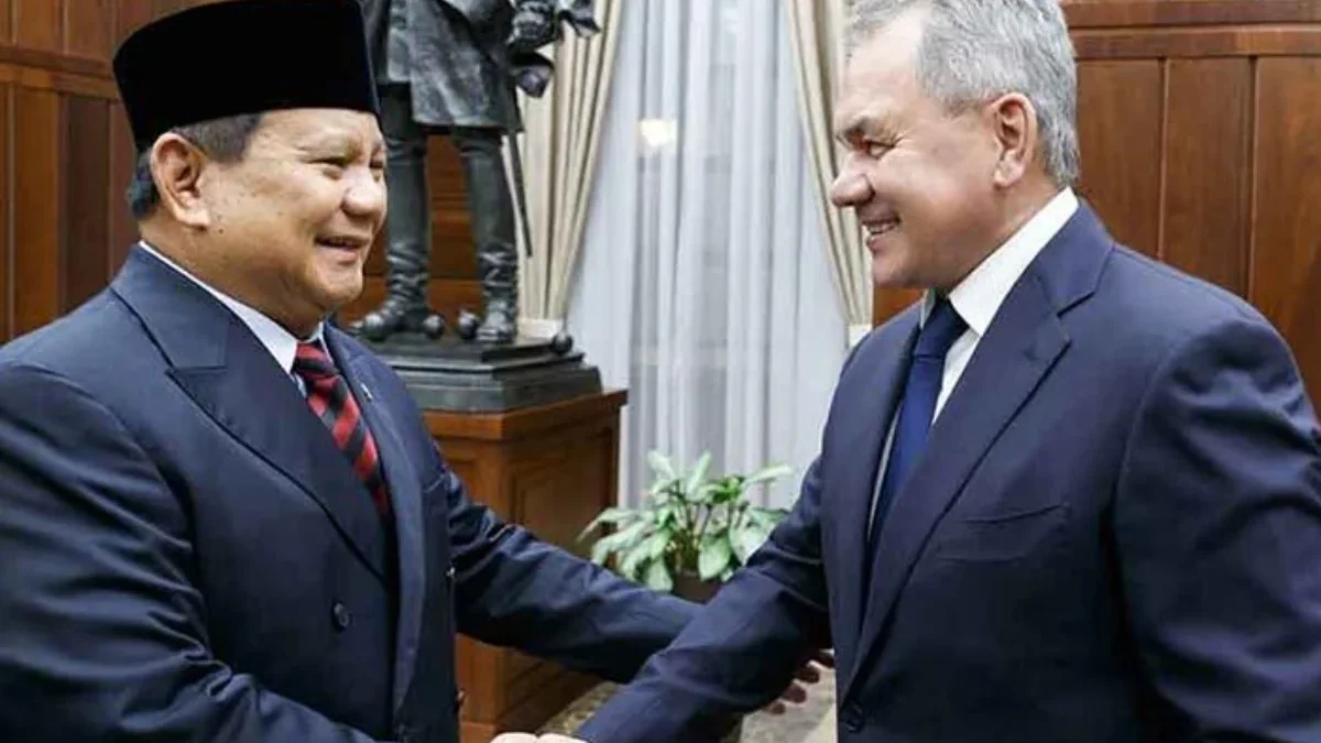 Saling Jabat Tangan, Prabowo Sambut Sergei Shoigu: Bagaimana Sahabat Saya Presiden Putin? Presiden Prabowo Subianto saat menyambut kunjungan Sekretaris Dewan Keamanan Rusia, Sergei К. Shoigu, di Istan