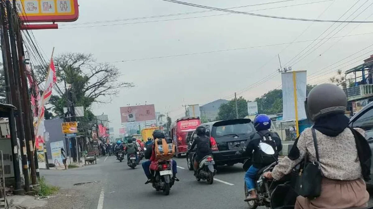 Jalur Pantura Cirebon Terpantau Sepi Pemudik Suasana jalur mudik Pantura Cirebon tampak pemudik motor melintas Jalan Raya Tengah Tani, Selasa (25/3)