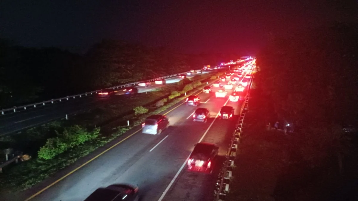 One Way di Jalan Tol Trans Jawa Masih Berlangsung, Mulai KM70 Japek hingga KM210 Palikanci Korps Lalu Lintas (Korlantas) Polri telah memutuskan untuk memberlakukan jalan satu arah alias one way lokal d