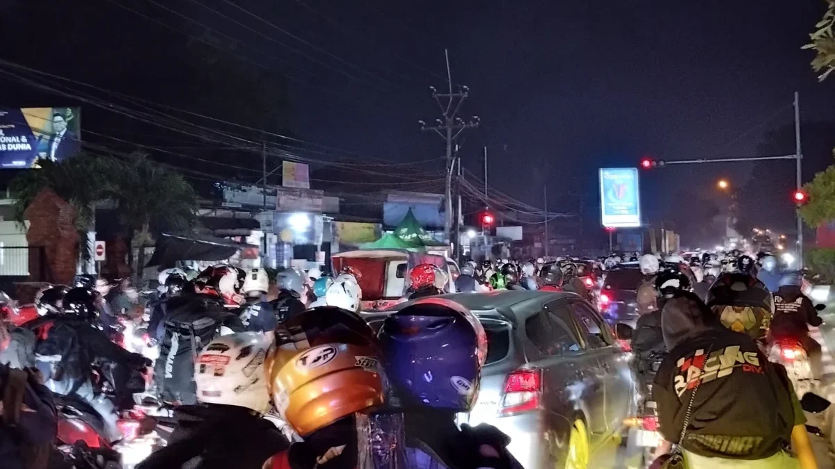 Jalur Arteri Pantura Cirebon Terpapar One Way Mudik Cipali, H-3 Pemudik R2 Terpantau Padat Jumat Dini Hari Pemudik sepeda motor terpantau memadati Jalur Pantura di Cirebon, Jawa Barat, pada H-3 Lebaran 2025.