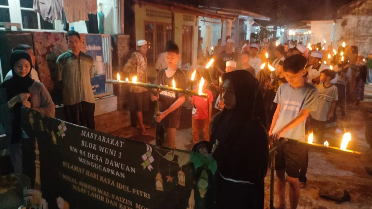 Pawai obor dan takbir keliling warga blok Wuni Desa Dawuan Kecamatan Tengah Tani Kabupaten Cirebon, Minggu (30