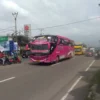 Suasana Jalur Pantura Jl Brigjen Dharsono Bypass Kabupaten Cirebon, Rabu (28/3) dipadati bus mudik gratis dari