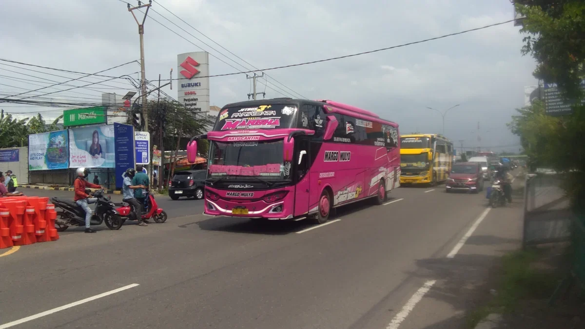 Puncak Mudik One Way Tol Cipali, Kendaraan Arah Jawa Tujuan Jakarta Dialihkan ke Arteri Suasana Jalur Pantura Jl Brigjen Dharsono Bypass Kabupaten Cirebon, Rabu (28/3) dipadati bus mudik gratis dari