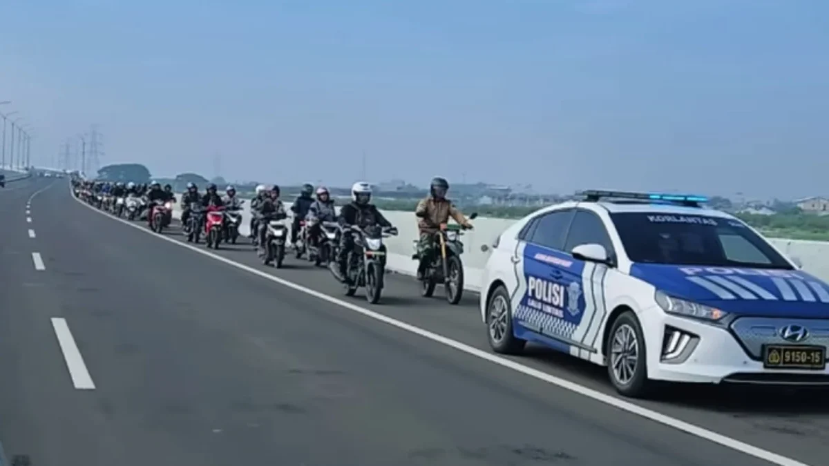 Ruas Jalan di Bekasi Terendam Air Alami Banjir Parah, Motor Masuk Jalan Tol Menuju Arah Jakarta Petugas kepolisian mengawal ratusan sepeda motor masuk ke Gerbang Tol Gabus Tambun Utara, Kabupaten Bekasi, Ja