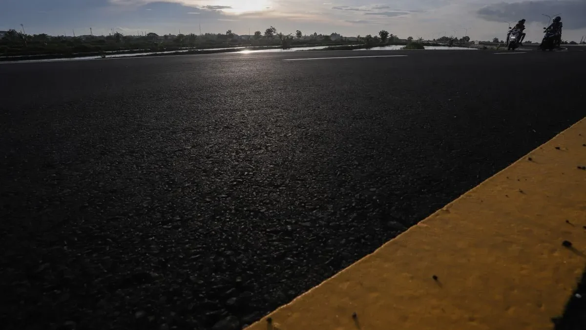 Pengendara sepeda motor melintas di seksi I proyek Jalan Lingkar Utara (JLU) Lamongan, Jawa Timur, Rabu (8/1/2