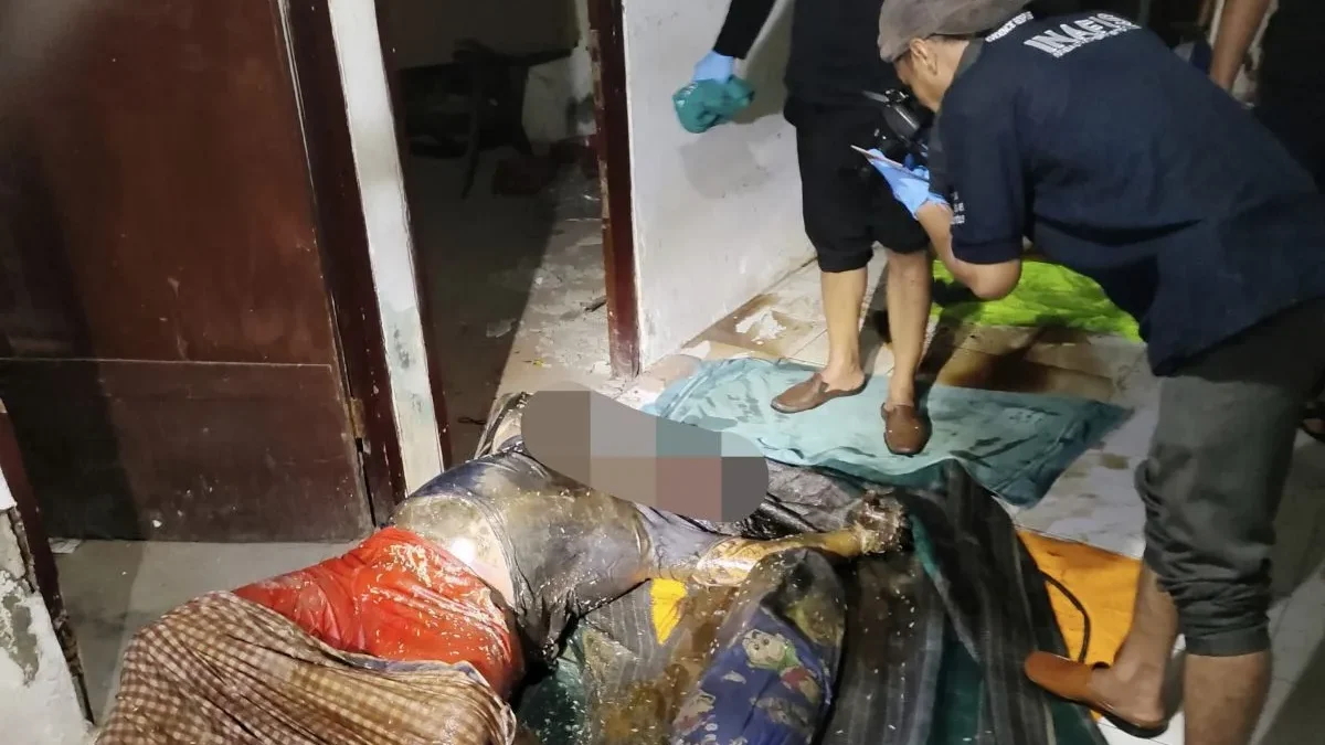 Sesosok mayat yang diketahui berinisial MAW (40) ditemukan dirumahnya di Jalan Nusa Penida 3 No. 255 RT 005 RW