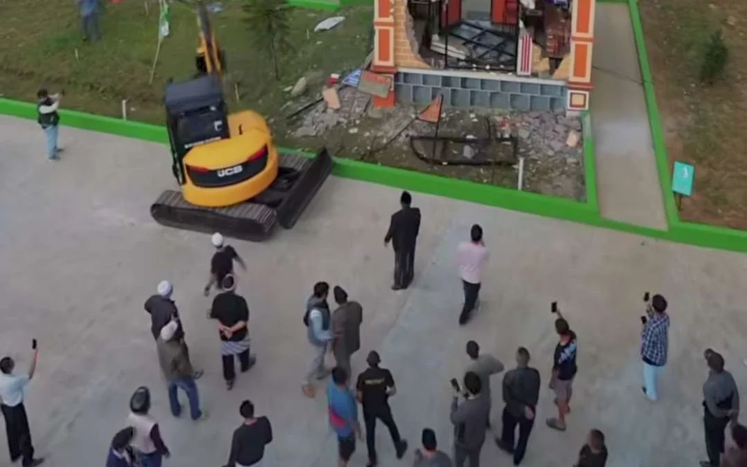 Poster jaga Hibisc Fantasy Puncak dihancurkan. (Foto: Tangkapan layar video)