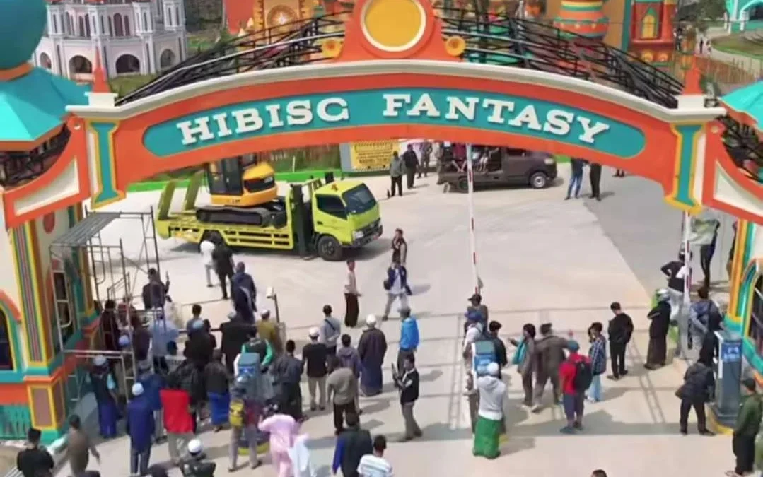 Hibisc Fantasy Puncak di Kawasan Puncak Bogor, Siapa Pemiliknya? Warga ikut menggeruduk Hibisc Fantasy Puncak. (Foto: Tangkapan layar video)