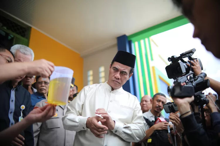 Saat Sidak di Pasar Jaya Lenteng Agung, Mentan Temukan Minyak Goreng MinyaKita Berisi 0,75 Liter di Pasaran ENTERI Pertanian Andi Amran Sulaiman mengamati takaran Minyakita kurang dari satu liter kemudian dijual diatas