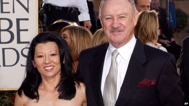 Aktor Gene Hackman tiba bersama istrinya, Betsy Arakawa, untuk menghadiri Penghargaan Golden Globe Tahunan ke-