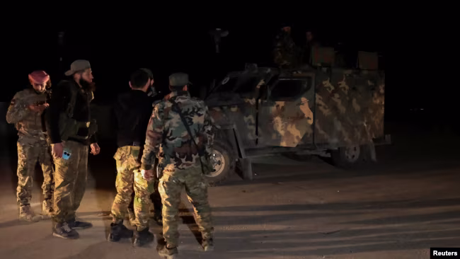 Pertempuran Pasukan Suriah-Loyalis Assad, Kekerasan Terburuk Sejak Pemerintah Digulingkan Hayat Tahrir al-Sham Pasukan Suriah menaiki kendaraan militer menuju Latakia, Kamis, 6 Maret 2025, setelah para kombatan yang terka