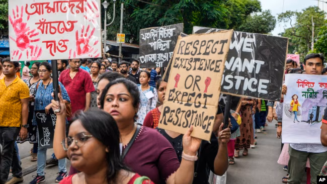 Warga ambil bagian dalam aksi unjuk rasa untuk memprotes pemerkosaan dan pembunuhan seorang dokter di Kolkata,