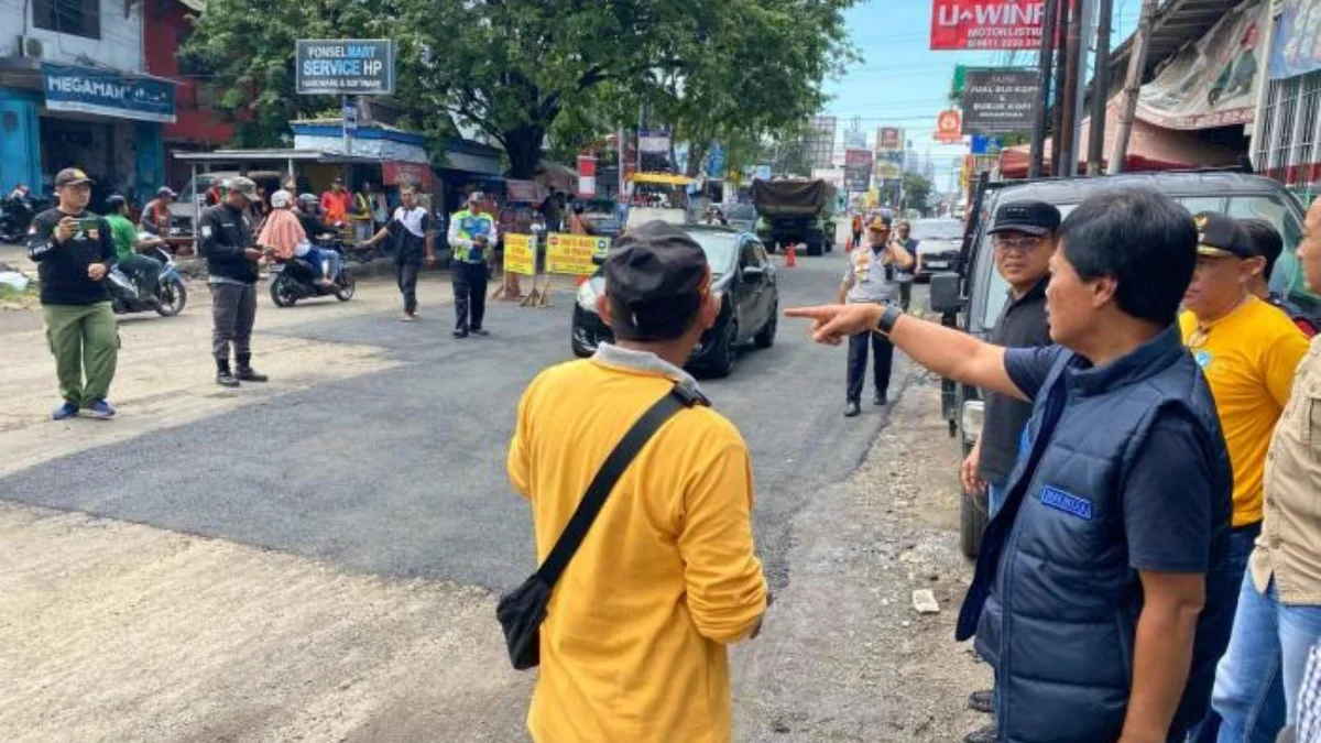 Effendi Edo Pantau Pengaspalan dan Perbaikan Drainase di Jalan Ciremai Raya. (IST)